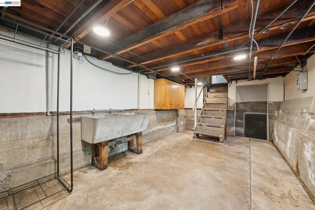 4989 Shafter Avenue Oakland CA 94609