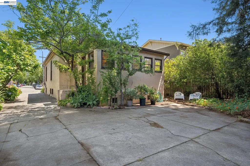 4989 Shafter Avenue Oakland CA 94609