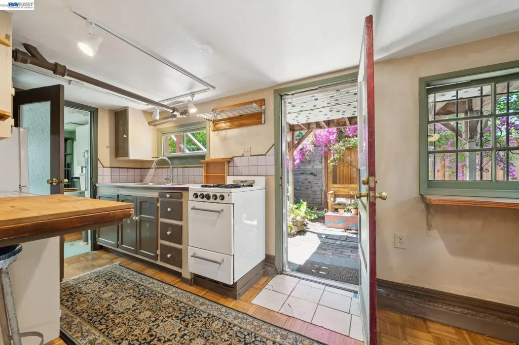 4989 Shafter Avenue Oakland CA 94609