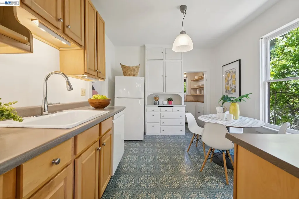 4987 Shafter Avenue Oakland CA 94609