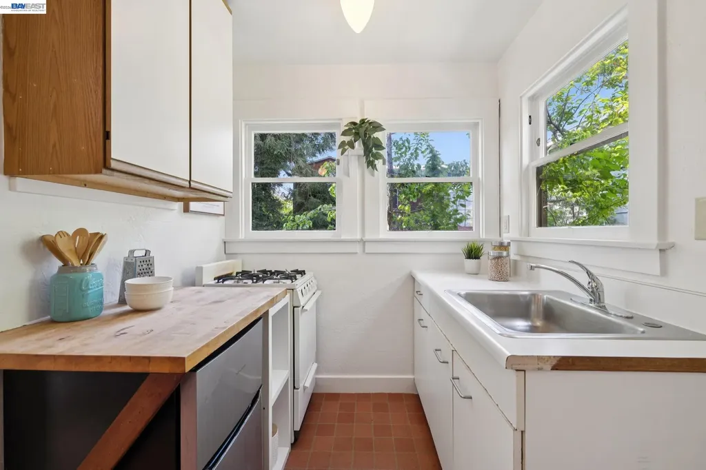 4987 Shafter Avenue Oakland CA 94609