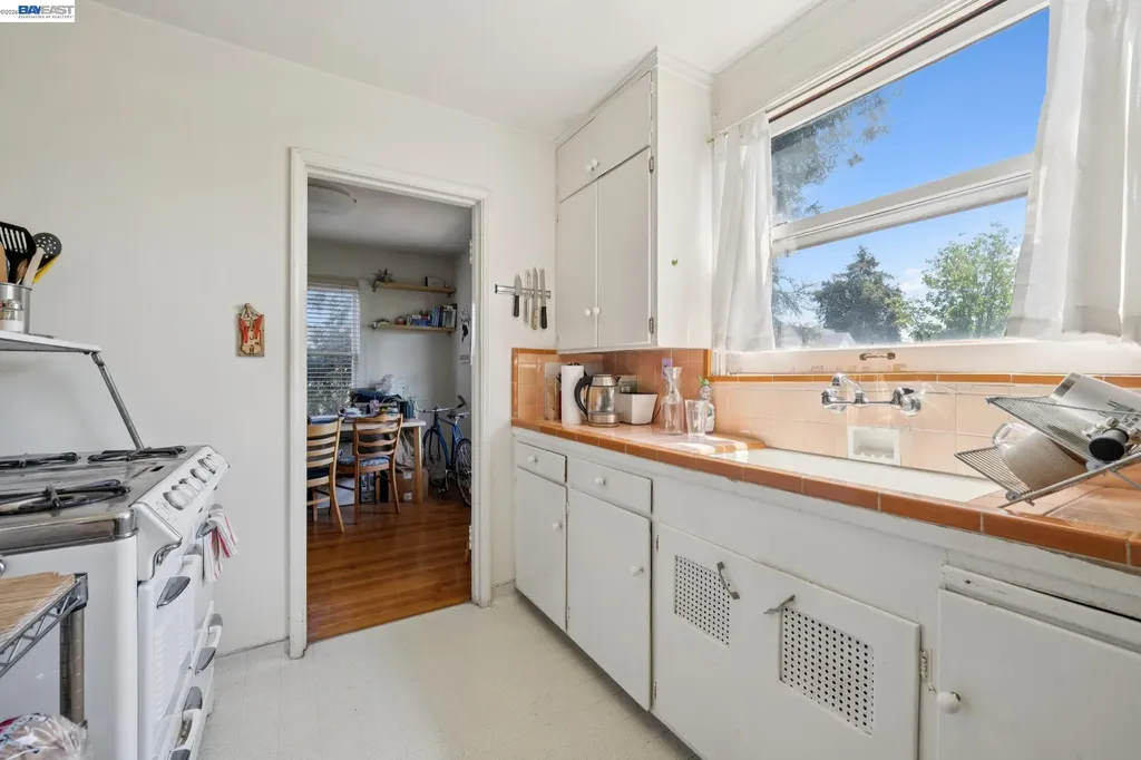 4987 Shafter Avenue Oakland CA 94609
