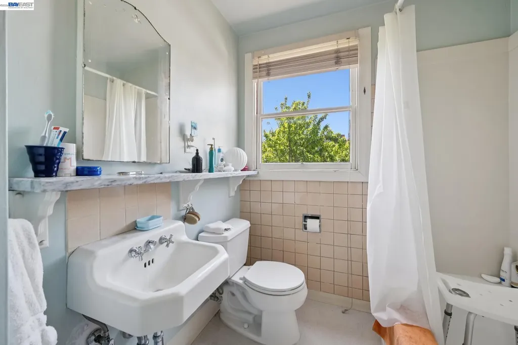 4987 Shafter Avenue Oakland CA 94609