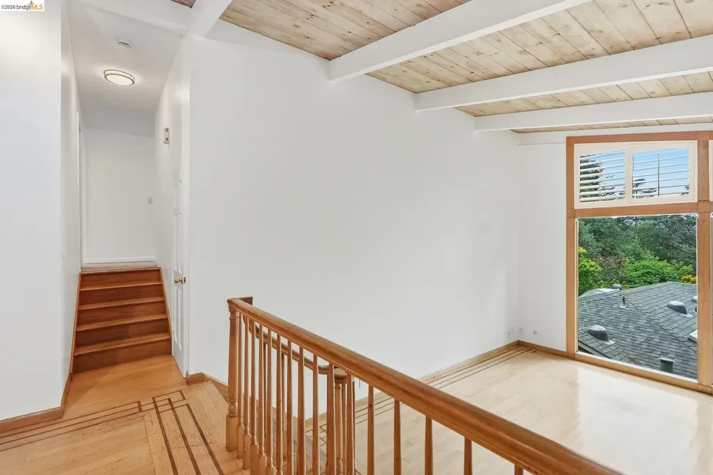 33 Eastwood Court Oakland CA 94611