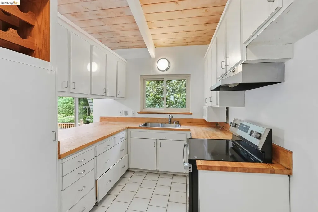 33 Eastwood Court Oakland CA 94611