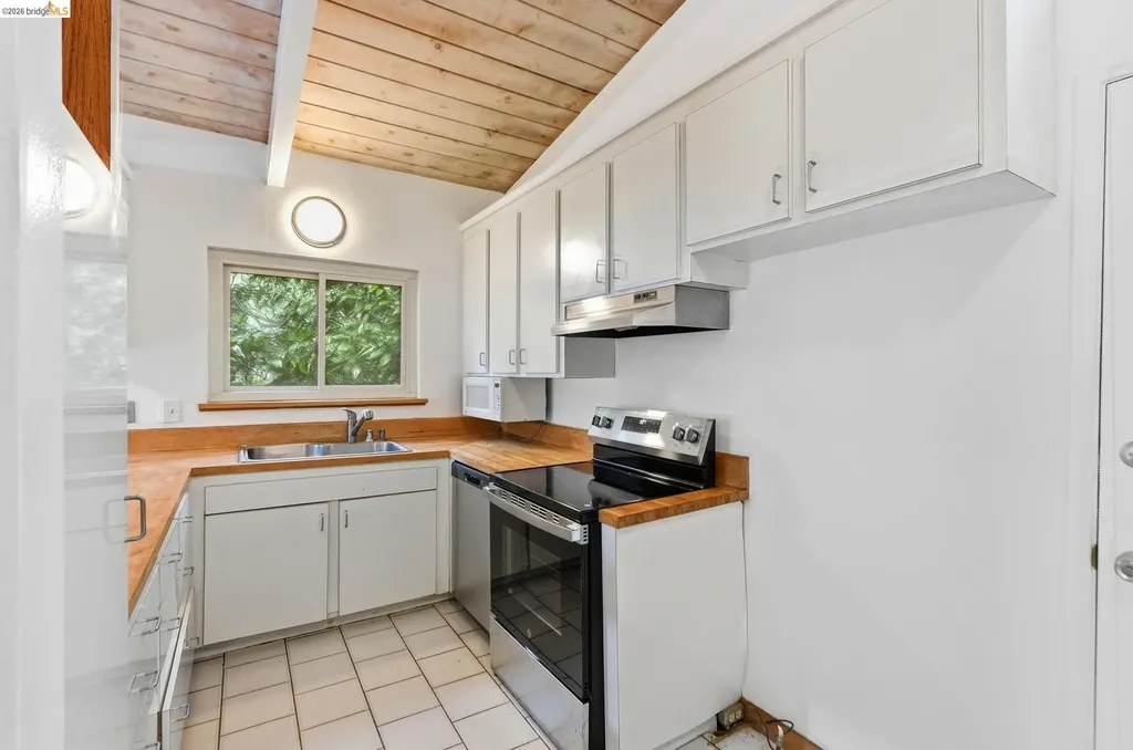 33 Eastwood Court Oakland CA 94611