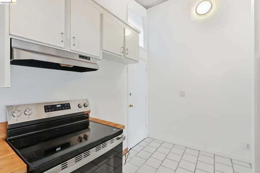 33 Eastwood Court Oakland CA 94611