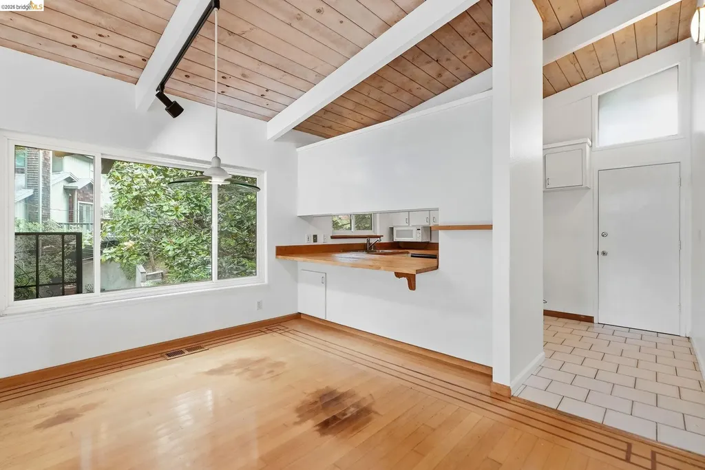 33 Eastwood Court Oakland CA 94611