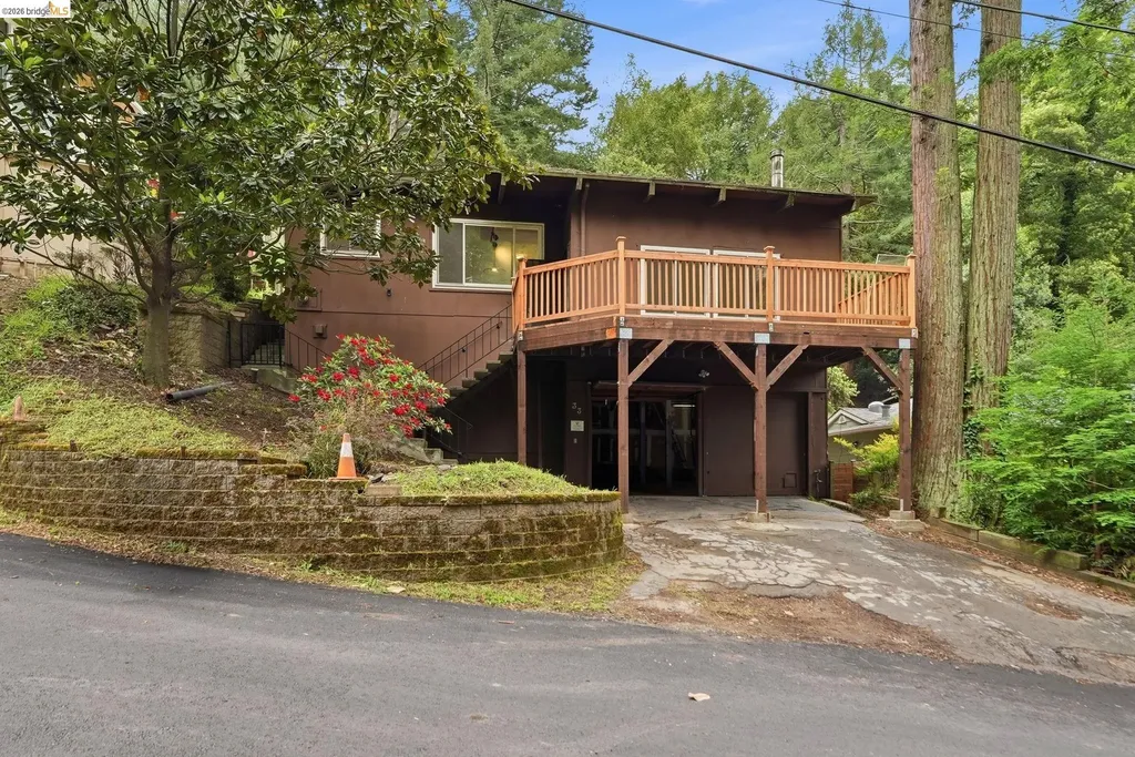 33 Eastwood Court Oakland CA 94611