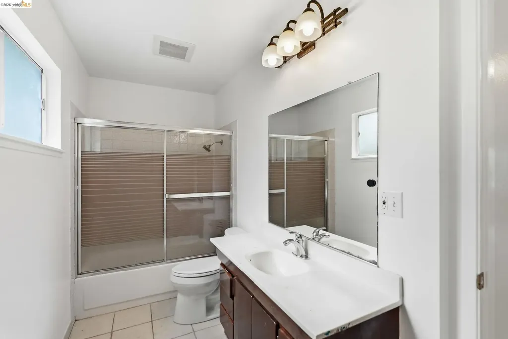 33 Eastwood Court Oakland CA 94611