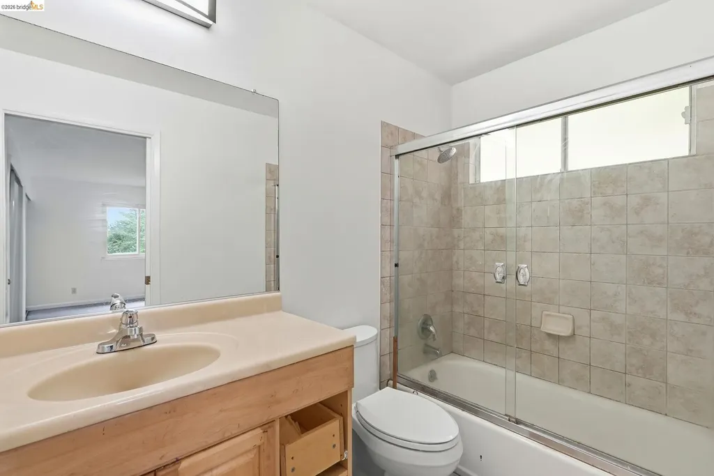 33 Eastwood Court Oakland CA 94611