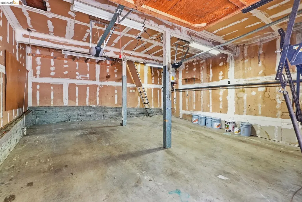 33 Eastwood Court Oakland CA 94611