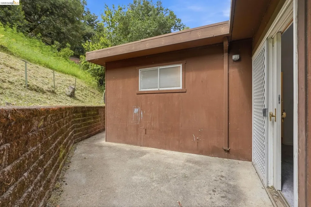 33 Eastwood Court Oakland CA 94611