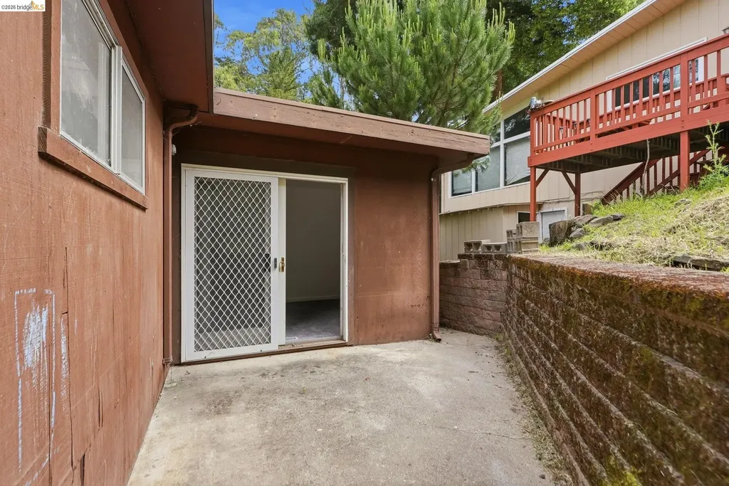 33 Eastwood Court Oakland CA 94611
