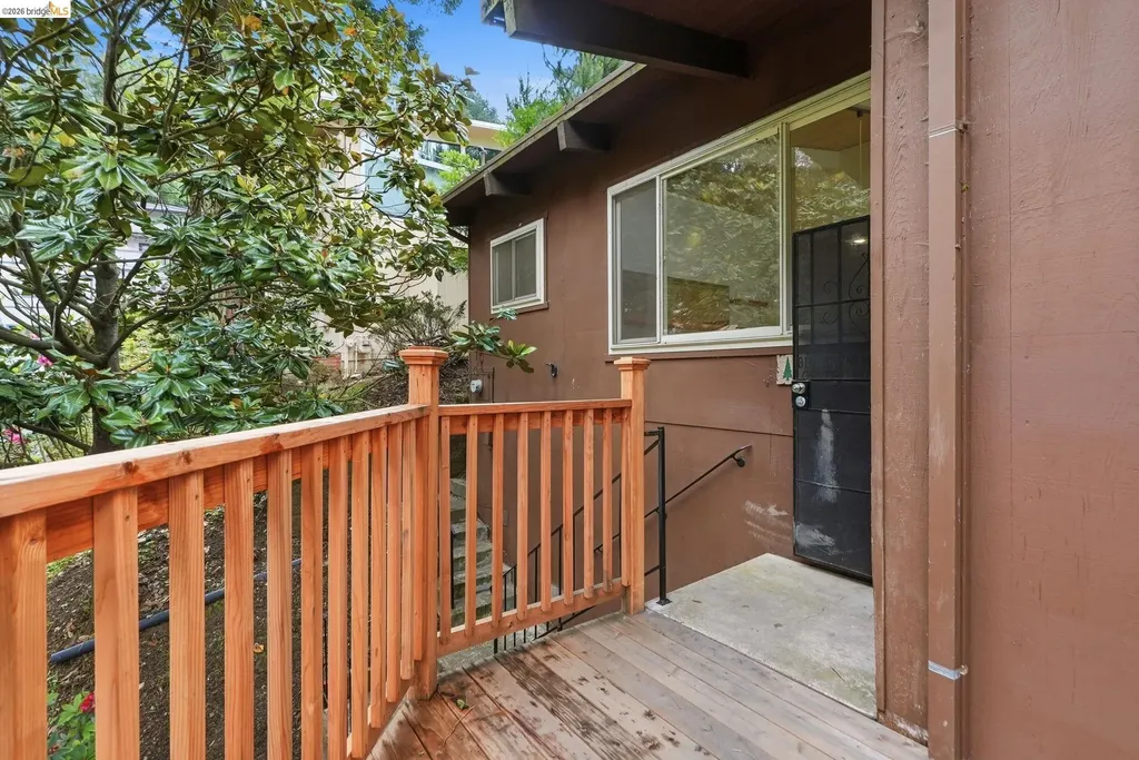 33 Eastwood Court Oakland CA 94611