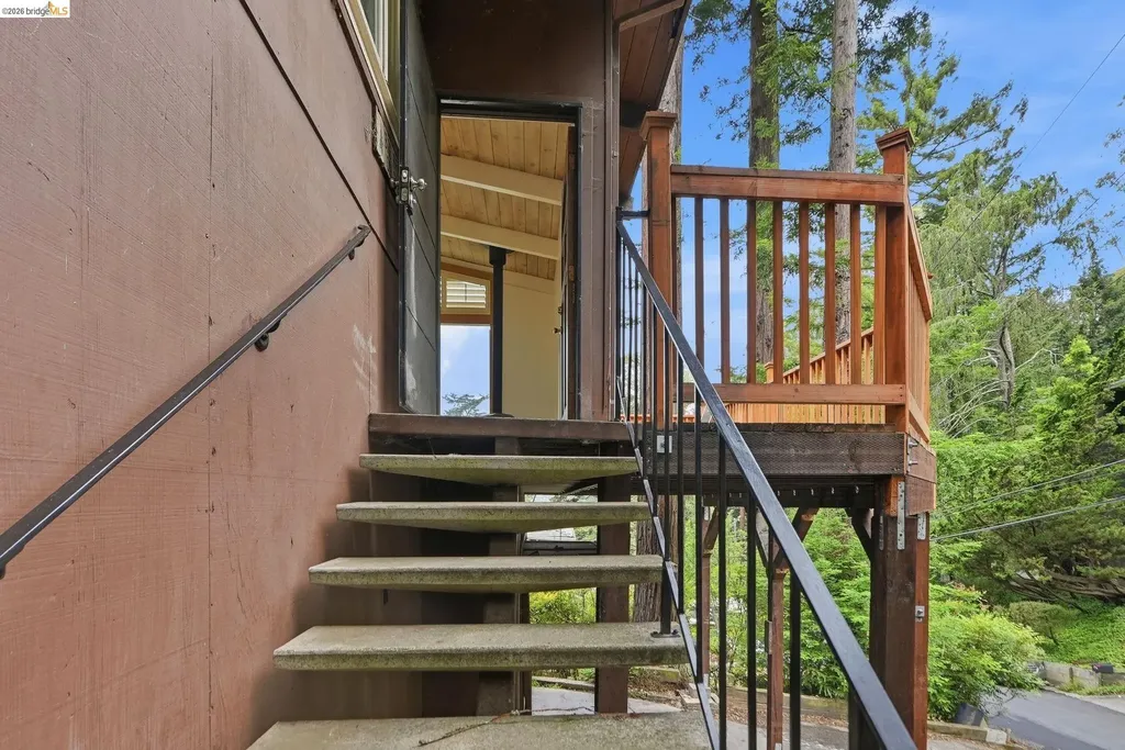 33 Eastwood Court Oakland CA 94611