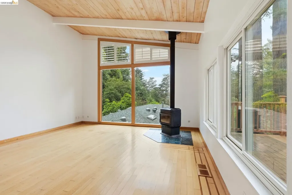 33 Eastwood Court Oakland CA 94611
