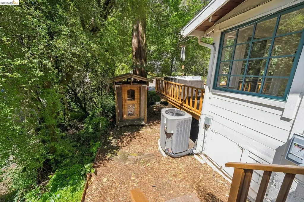 6400 Pinehaven Road Oakland CA 94611