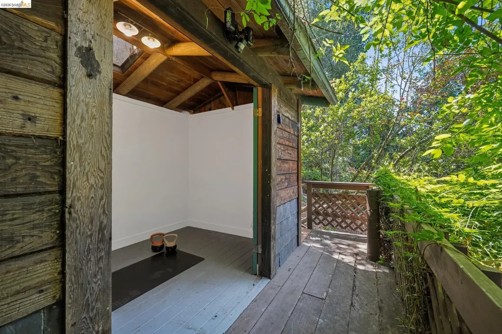 6400 Pinehaven Road Oakland CA 94611