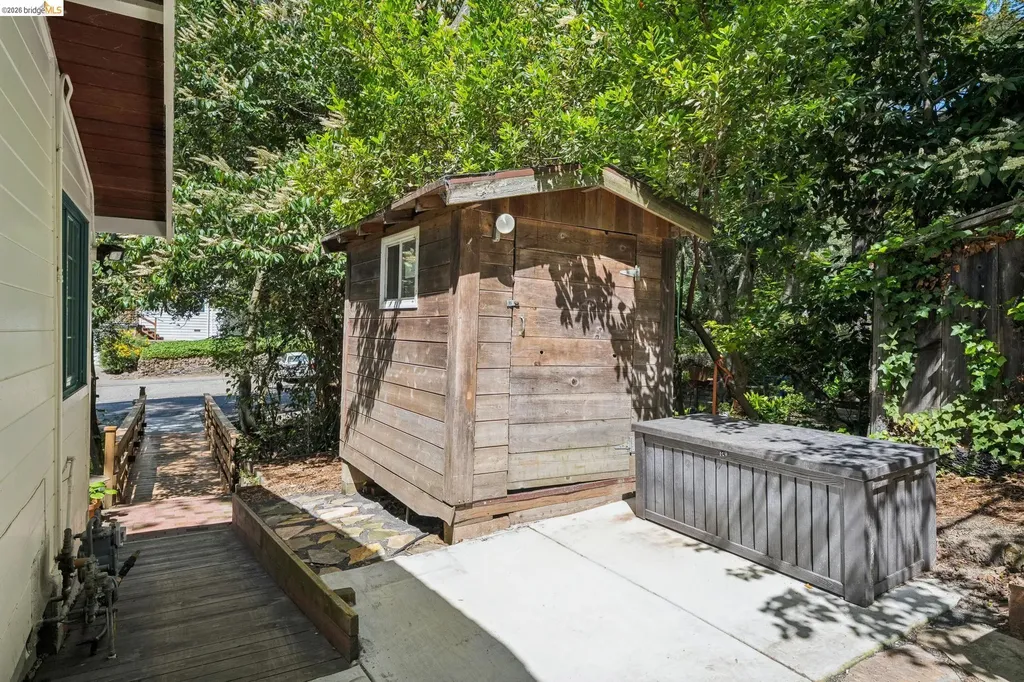 6400 Pinehaven Road Oakland CA 94611