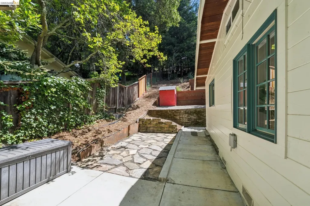 6400 Pinehaven Road Oakland CA 94611