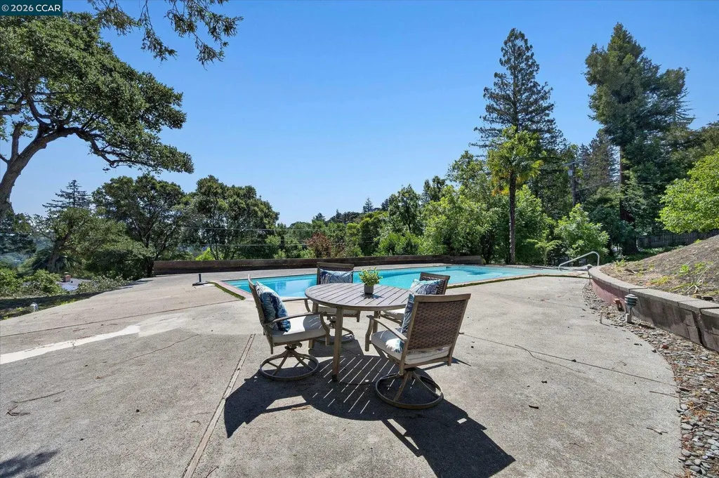 100 El Toyonal Orinda CA 94563
