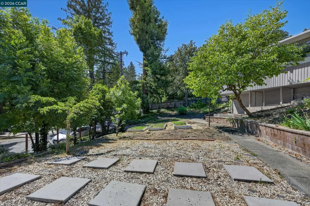 100 El Toyonal Orinda CA 94563