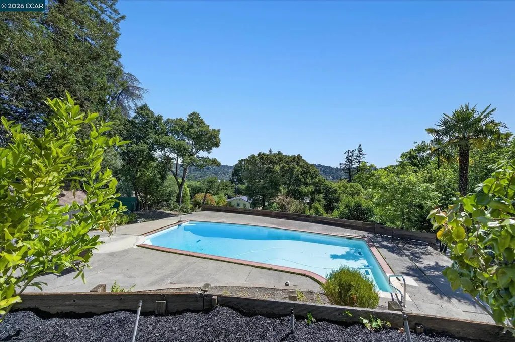 100 El Toyonal Orinda CA 94563
