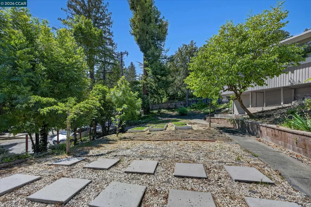 100 El Toyonal Orinda CA 94563