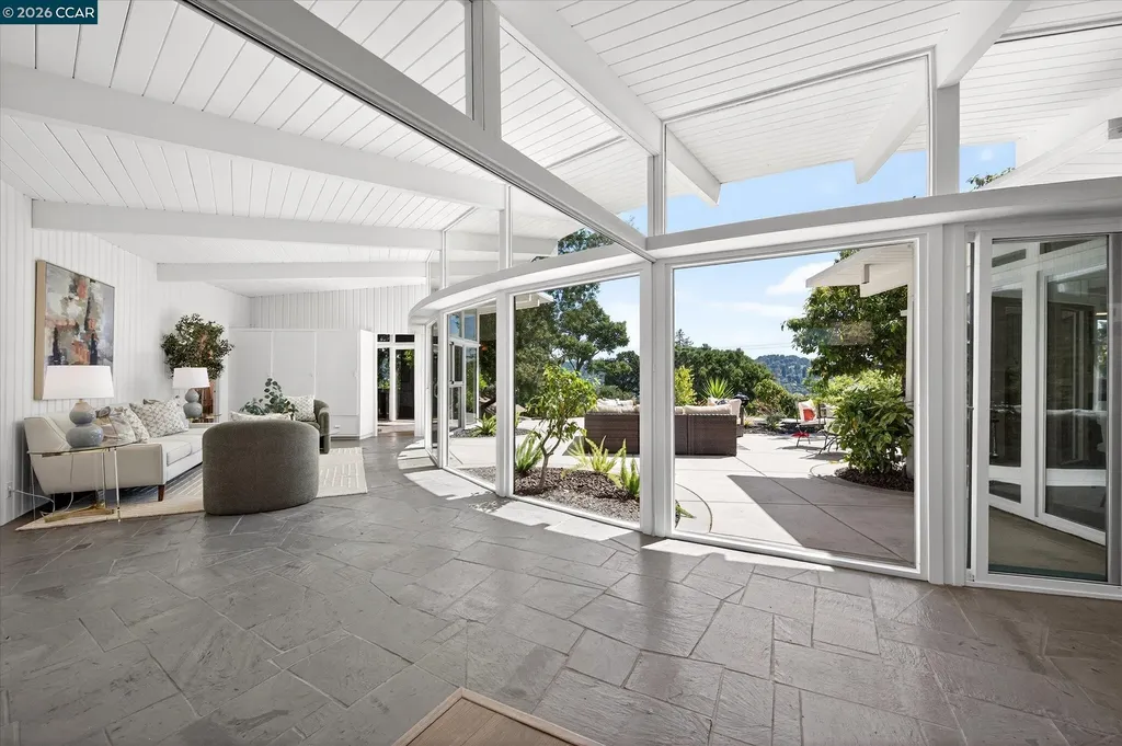100 El Toyonal Orinda CA 94563