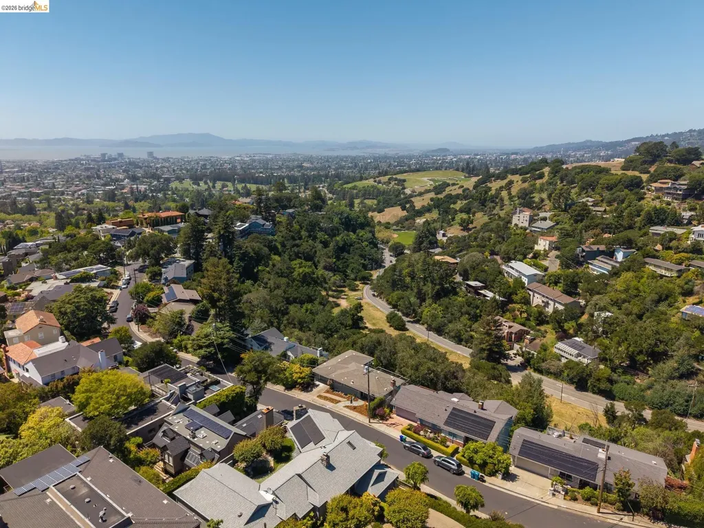 453 Scenic Avenue Piedmont CA 94611