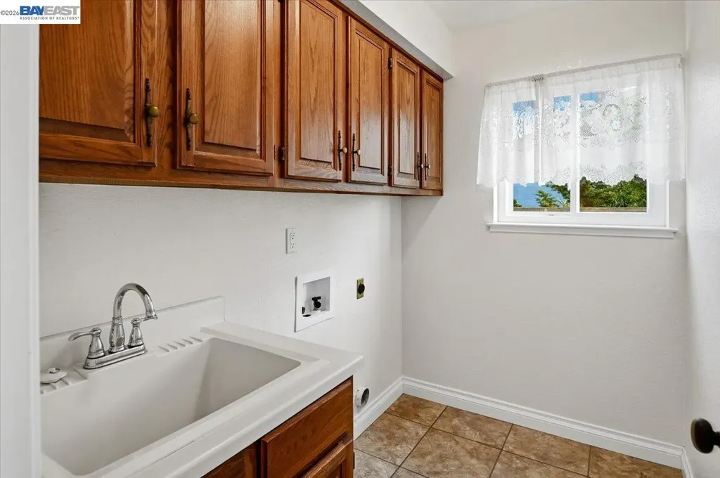 6086 Bellingham Drive Castro Valley CA 94552