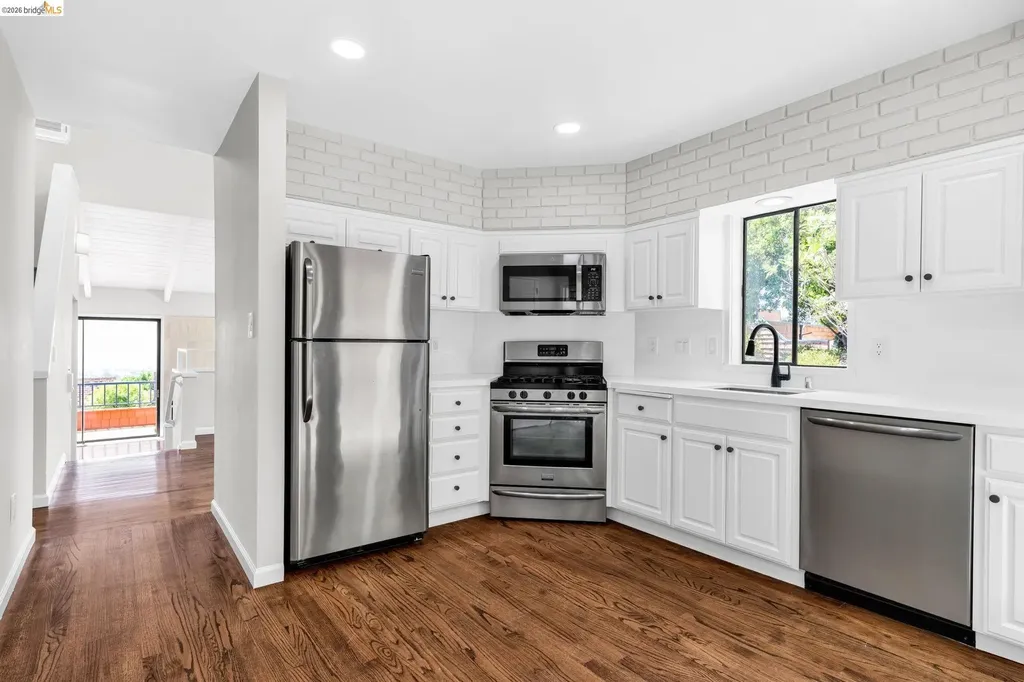 10 Sereno Circle Oakland CA 94619