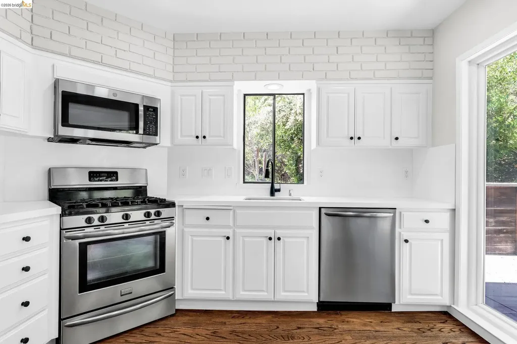 10 Sereno Circle Oakland CA 94619