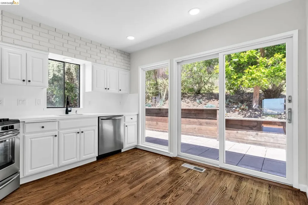 10 Sereno Circle Oakland CA 94619