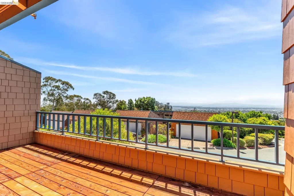 10 Sereno Circle Oakland CA 94619