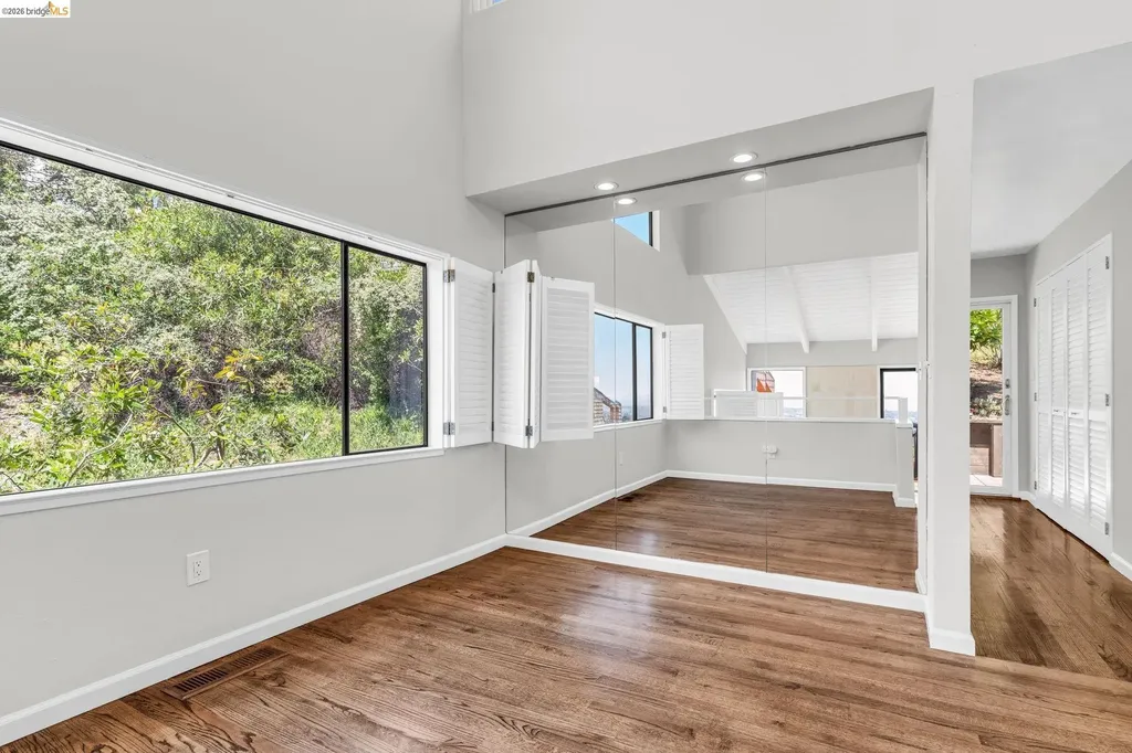 10 Sereno Circle Oakland CA 94619