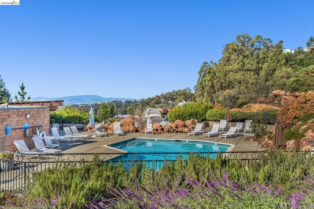 10 Sereno Circle Oakland CA 94619