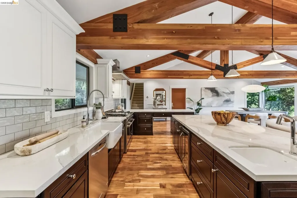 6742 Pinehaven Road Oakland CA 94611