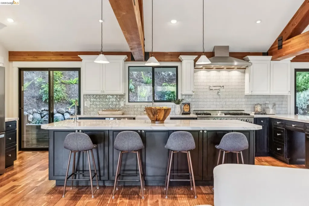 6742 Pinehaven Road Oakland CA 94611