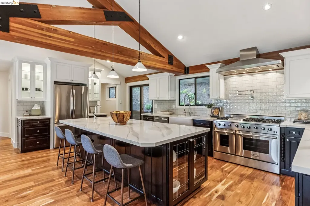 6742 Pinehaven Road Oakland CA 94611