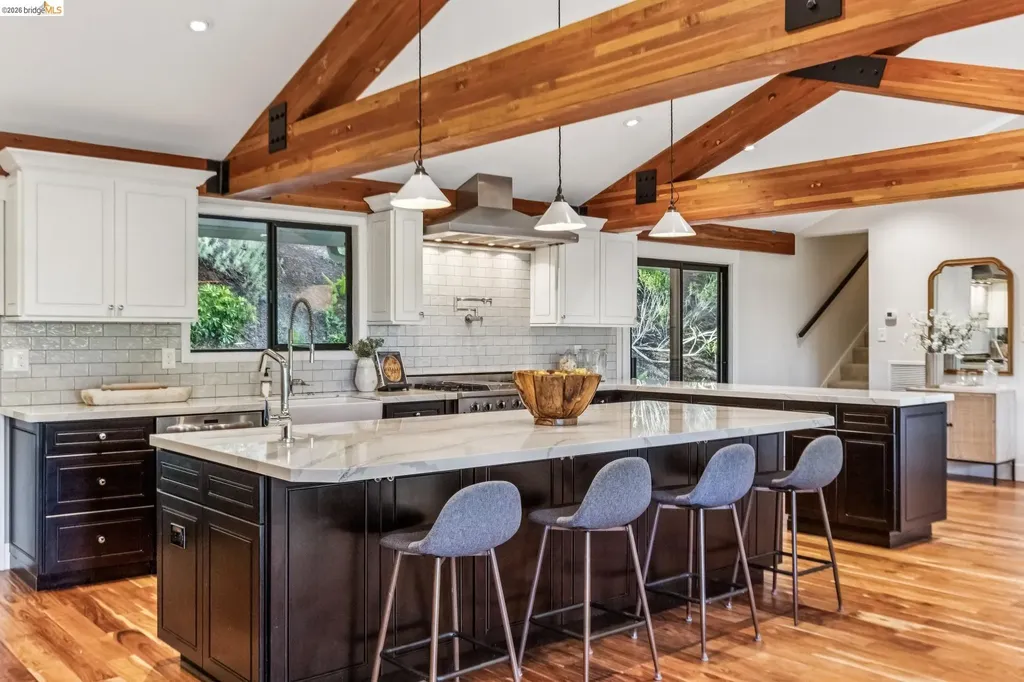 6742 Pinehaven Road Oakland CA 94611