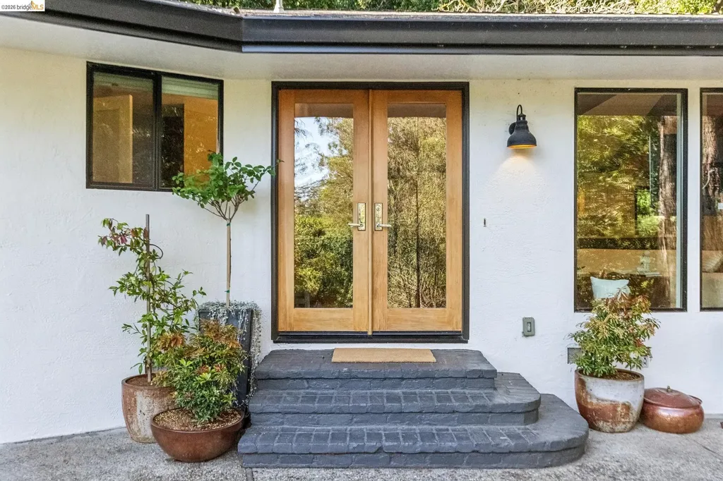 6742 Pinehaven Road Oakland CA 94611