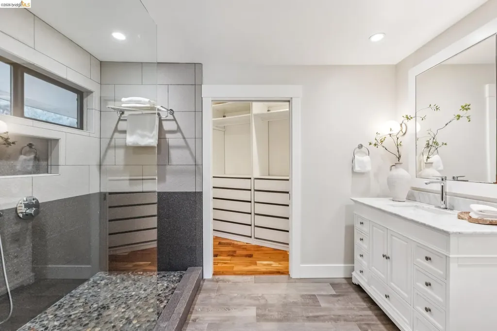 6742 Pinehaven Road Oakland CA 94611