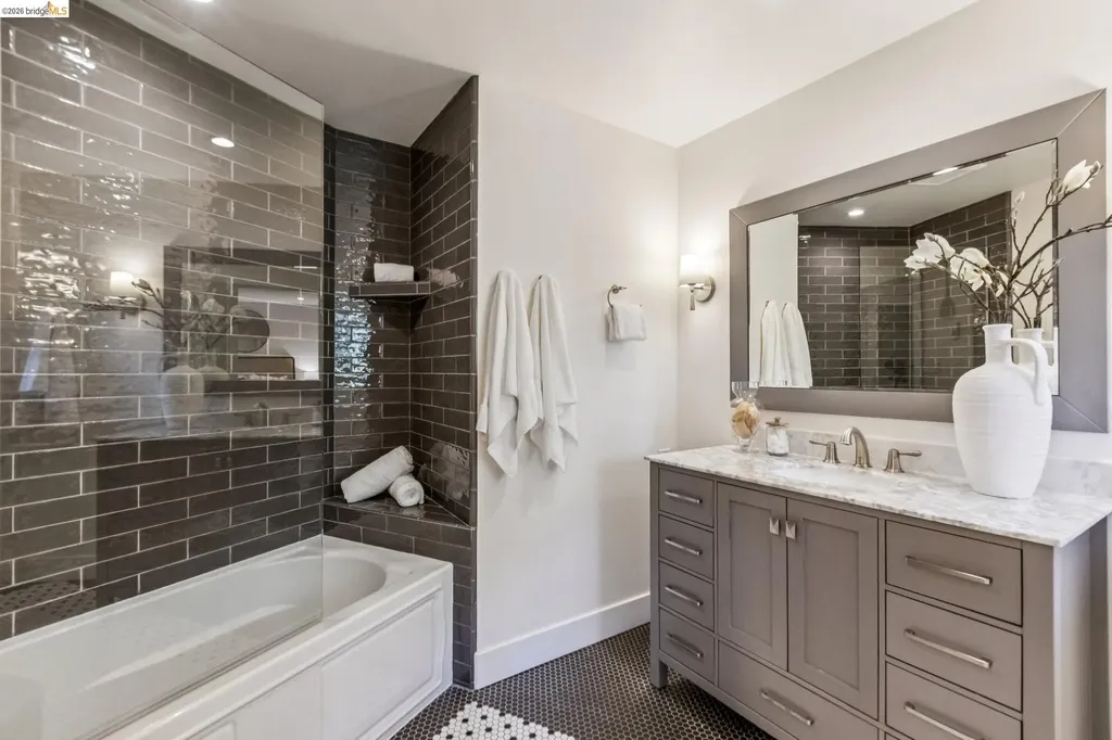 6742 Pinehaven Road Oakland CA 94611