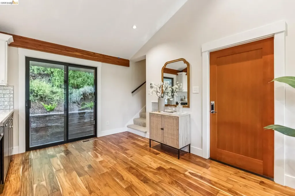 6742 Pinehaven Road Oakland CA 94611