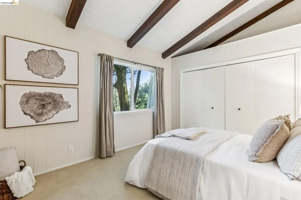 6742 Pinehaven Road Oakland CA 94611