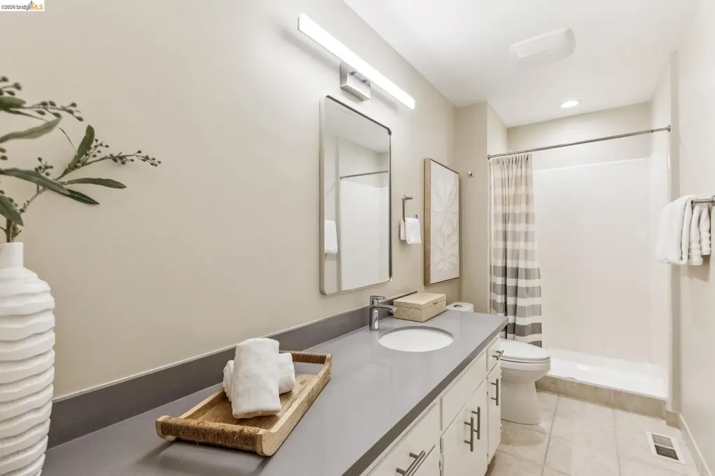 6742 Pinehaven Road Oakland CA 94611