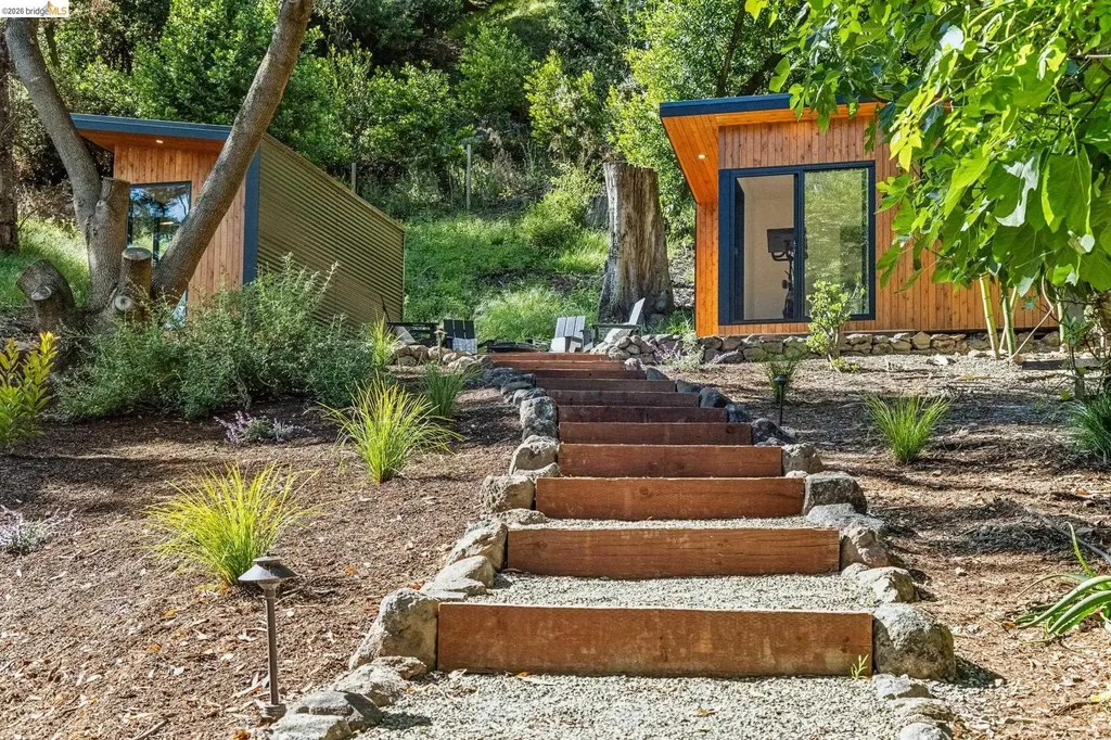 6742 Pinehaven Road Oakland CA 94611