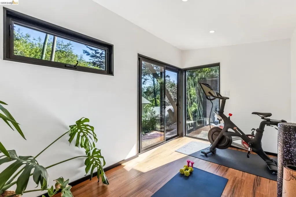 6742 Pinehaven Road Oakland CA 94611